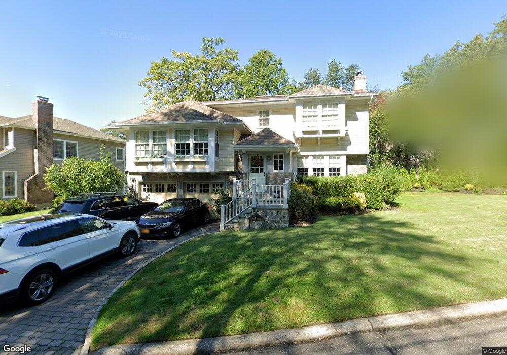 2 Bayview Cir, Manhasset, NY 11030 - photo 1
