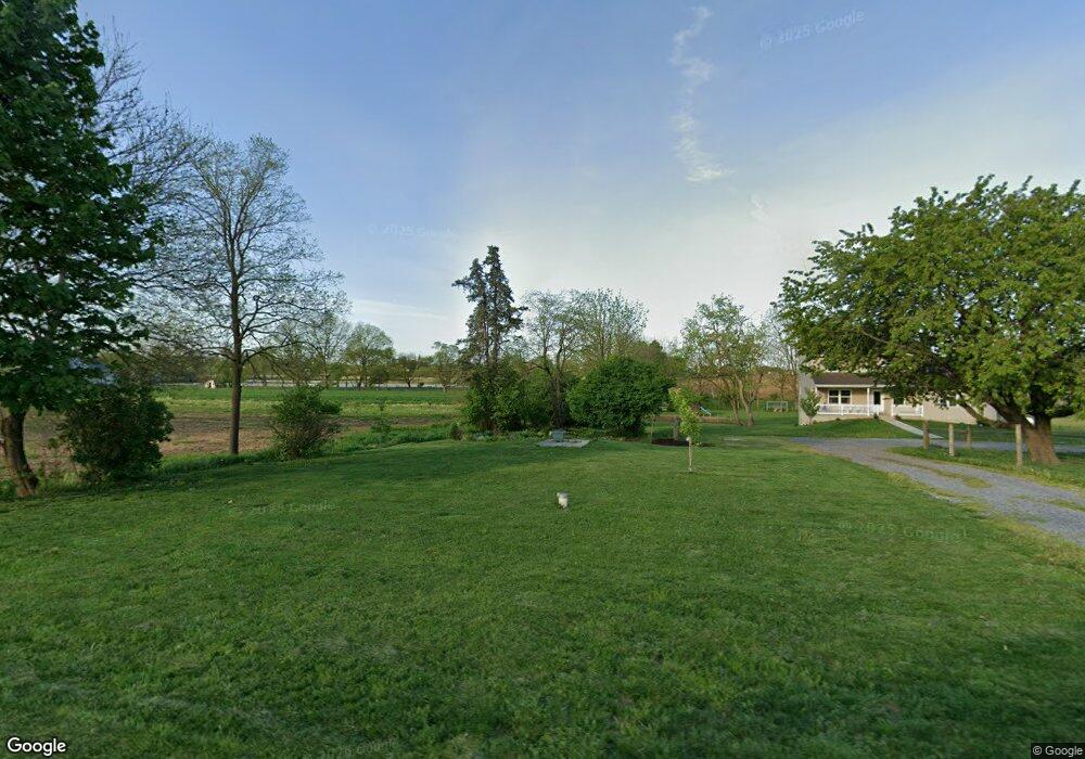 568 N Railroad Ave, New Holland, PA 17557 - photo 1