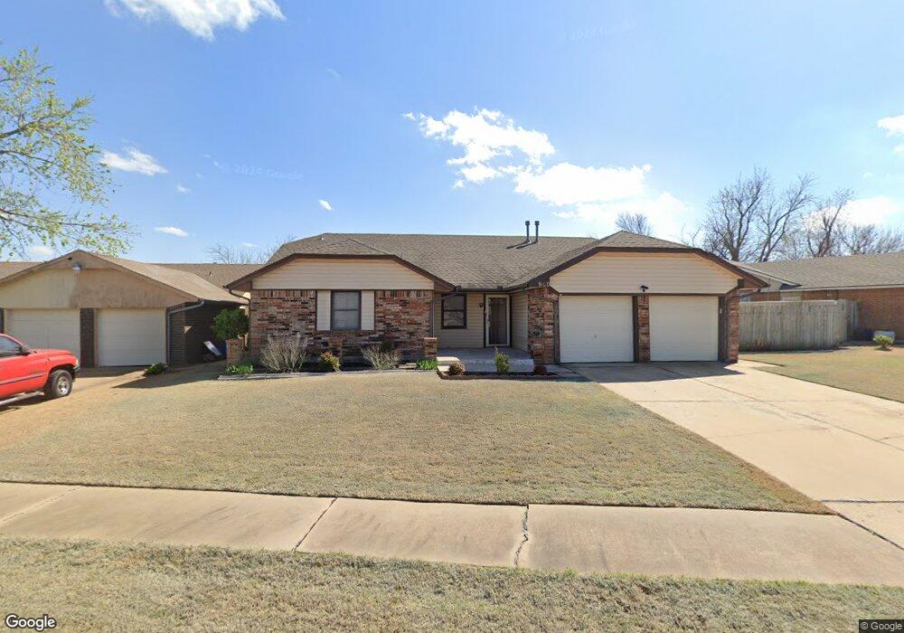 900 Wilkinson Dr, Moore, OK 73160 - photo 1