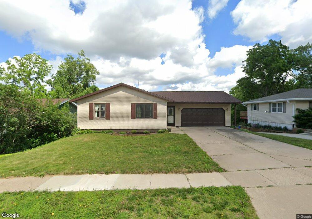 1740 Chestnut Ln NE, Cedar Rapids, IA 52402 - photo 1