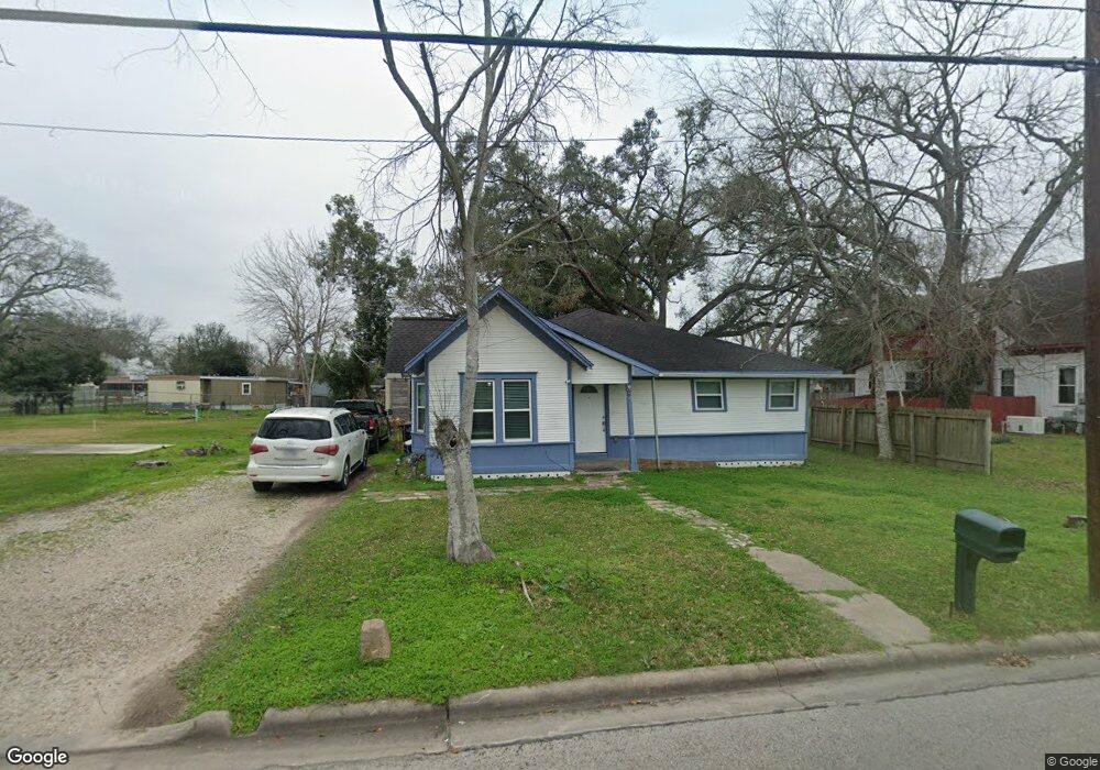 610 W Sealy St, Alvin, TX 77511 - photo 1
