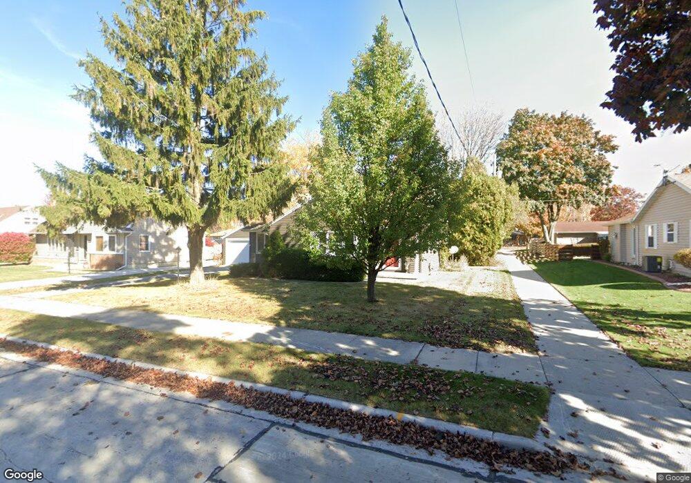 1402 Cherry Rd, Manitowoc, WI 54220 - photo 1