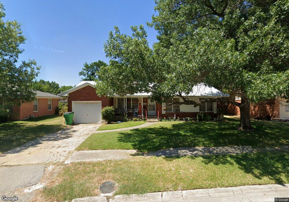 1713 E Garnett St, Gainesville, TX 76240 - photo 1