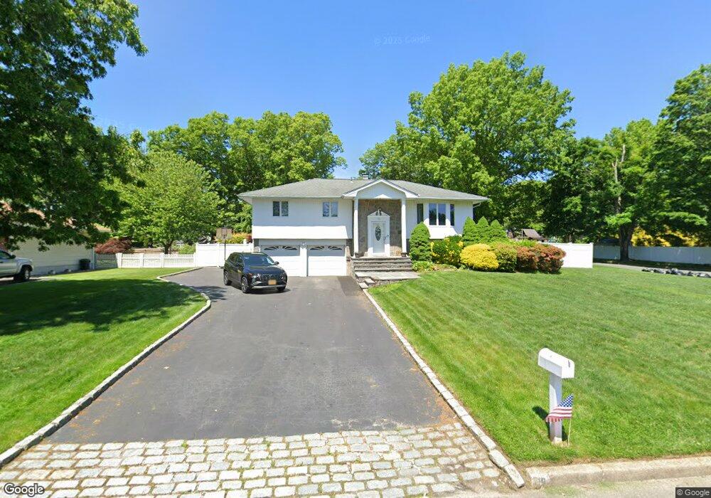 18 Raven Dr, ComMacK, NY 11725 - photo 1