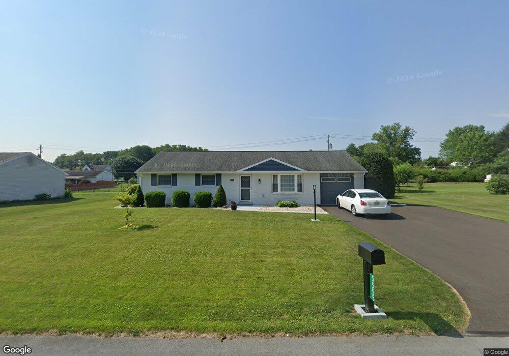 5555 Mohawk Dr, Bethlehem, PA 18017 - photo 1