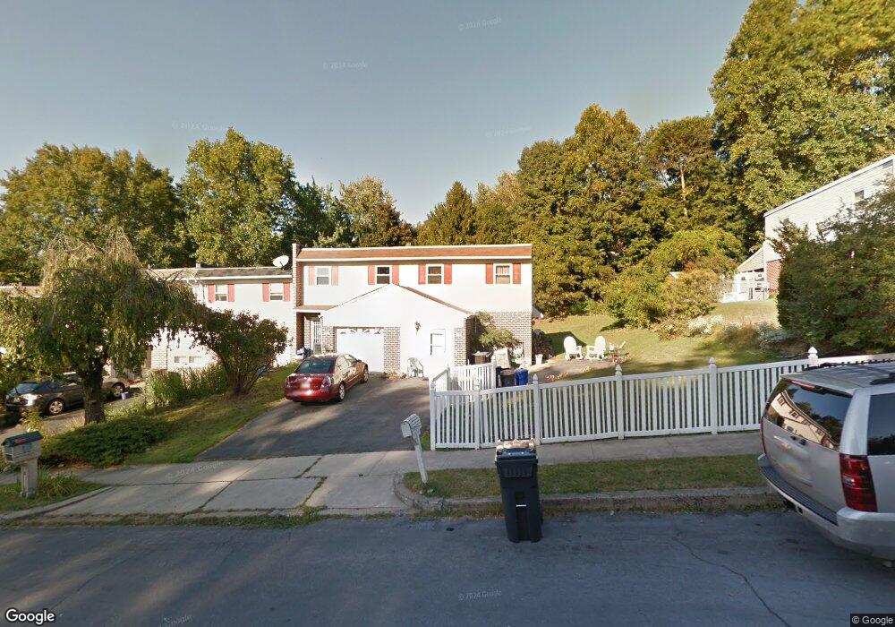 828 Rabbit Ln, Reading, PA 19606 - photo 1