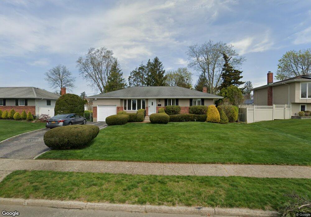 90 Hayrick Ln, ComMacK, NY 11725 - photo 1