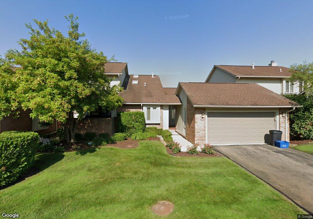 5679 Hillcrest Cir E, West Bloomfield, MI 48322 - photo 1