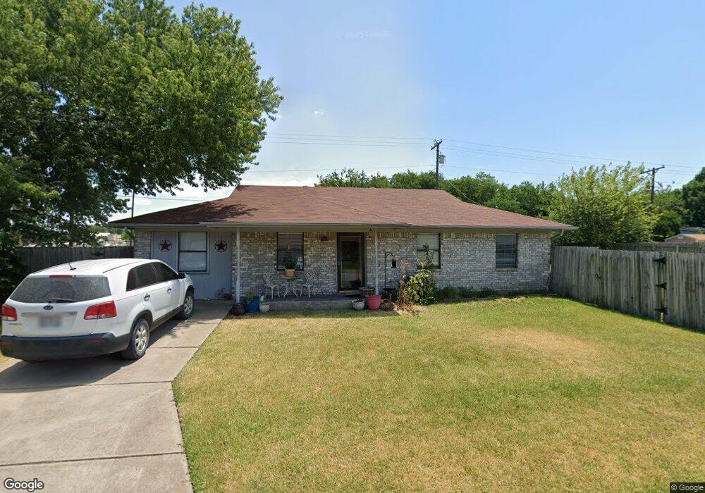 1208 N Taylor St, Gainesville, TX 76240 - photo 1