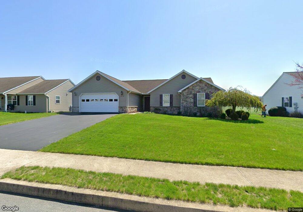 573 Daisy Dr, New Holland, PA 17557 - photo 1