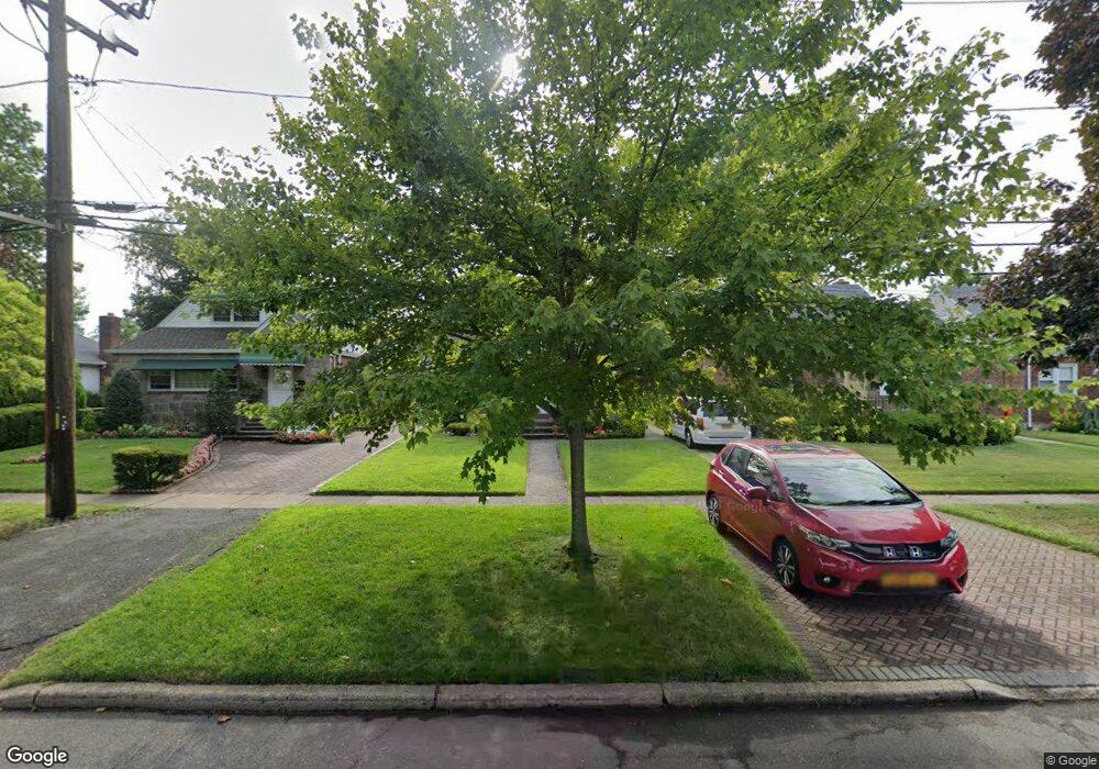 40 Dover Pkwy N, Garden City, NY 11530 - photo 1