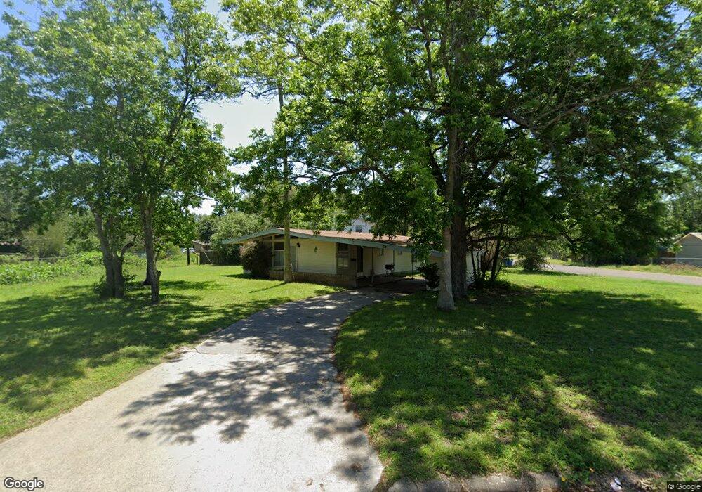 1100 E Hutchinson St, Beeville, TX 78102 - photo 1