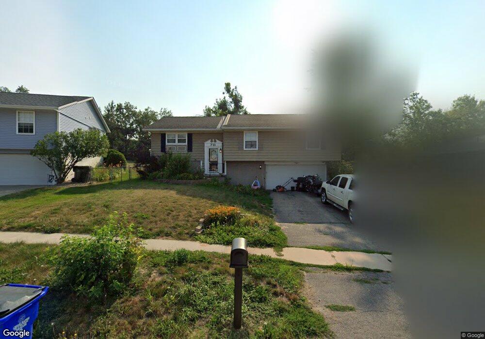 711 Olive Dr NW, Cedar Rapids, IA 52405 - photo 1