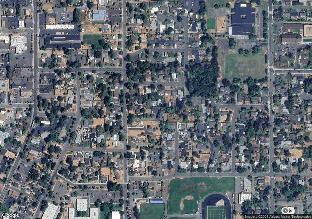 957 NE 9th St, Grants Pass, OR 97526 - photo 1