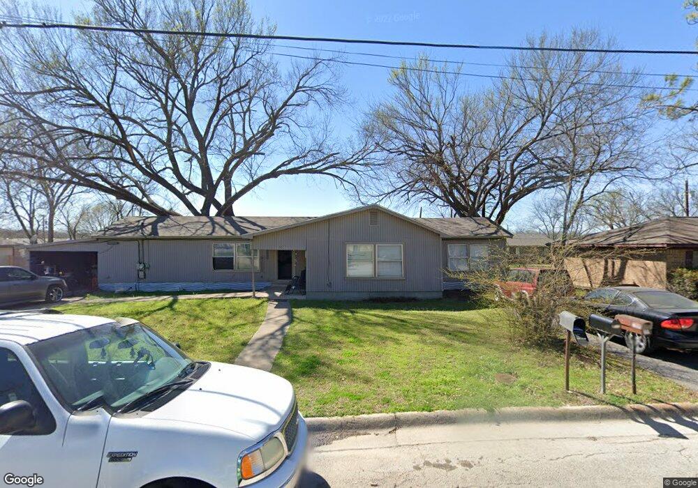 1609 S Lindsay St, Gainesville, TX 76240 - photo 1