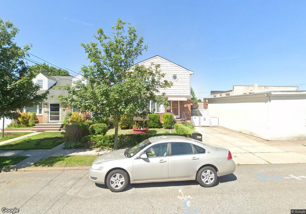 267 Mckinley Pkwy, Mineola, NY 11501 - photo 1