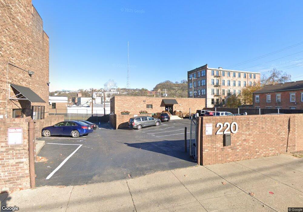 220 Findlay St, Cincinnati, OH 45202 - photo 1