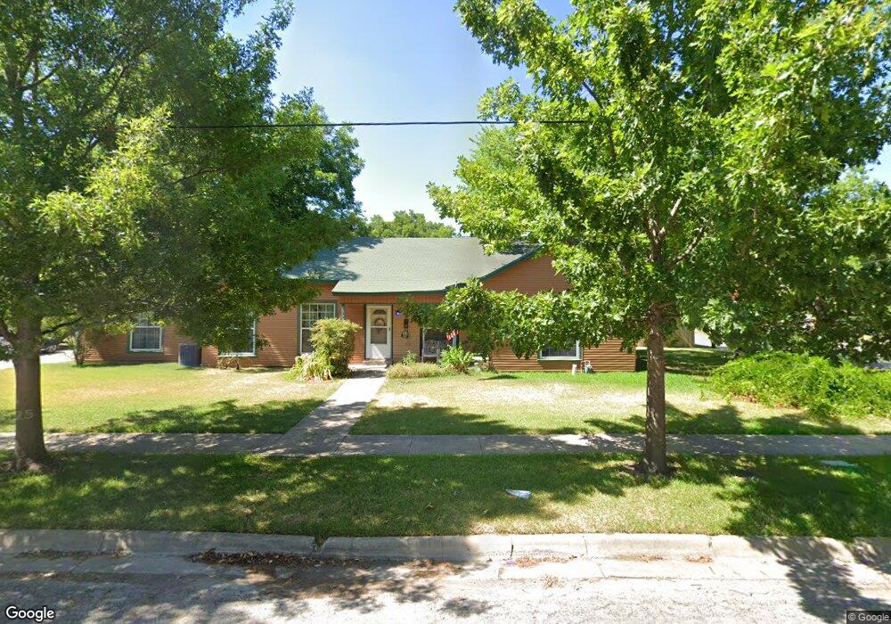 1327 E Garnett St, Gainesville, TX 76240 - photo 1