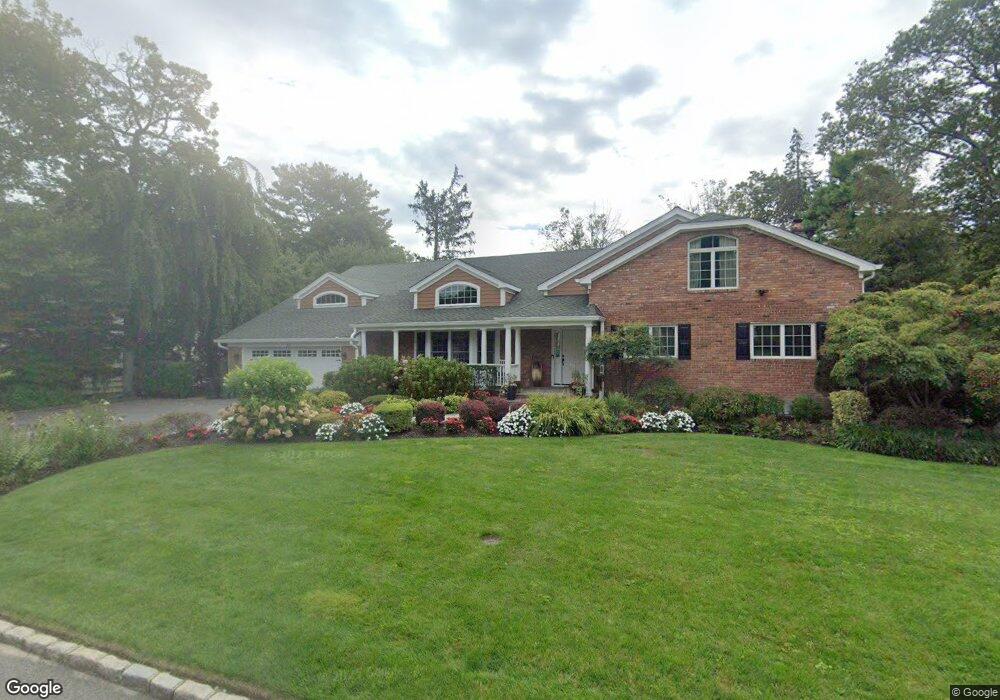 22 Hummingbird Dr, Roslyn, NY 11576 - photo 1