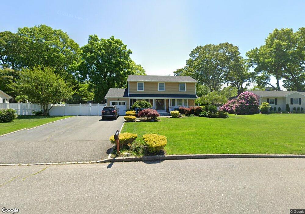 15 Pinecone Ln, ComMacK, NY 11725 - photo 1