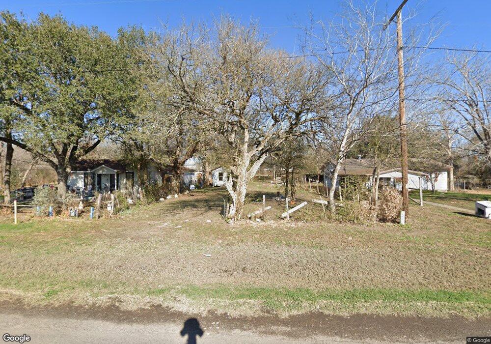 1406 W Hutchinson St, Beeville, TX 78102 - photo 1