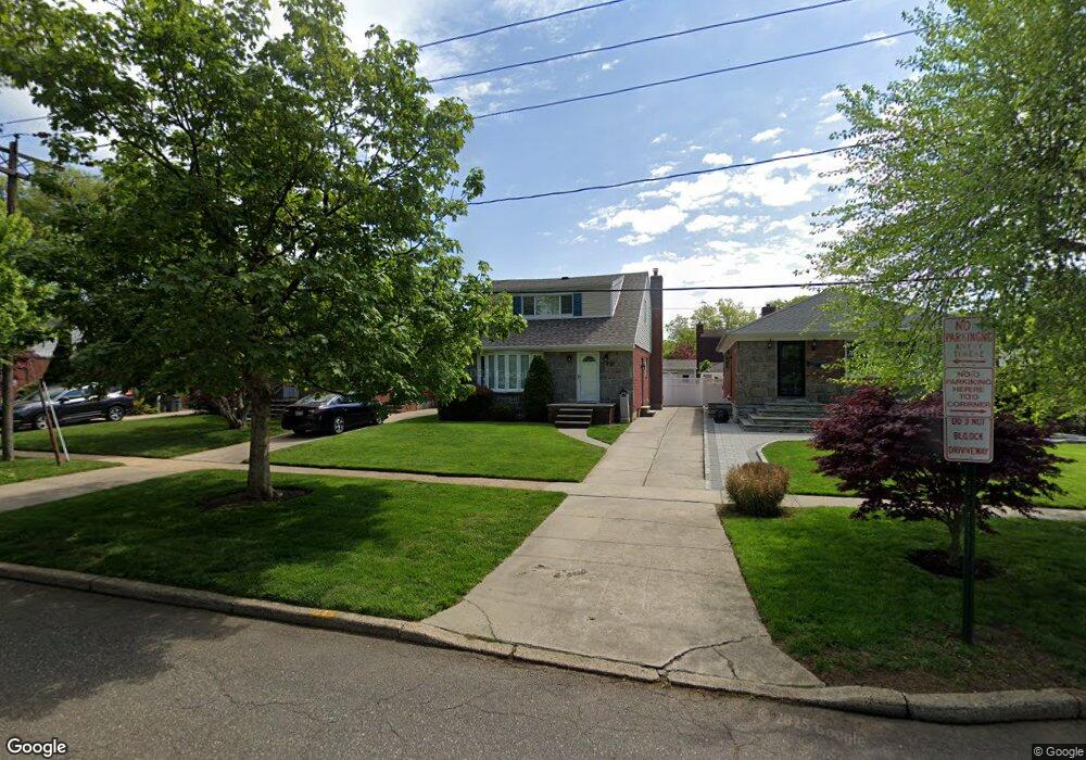 10 Dover Pkwy N, Garden City, NY 11530 - photo 1