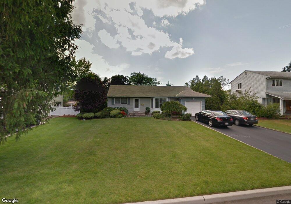 6 Zinnia Ct, ComMacK, NY 11725 - photo 1