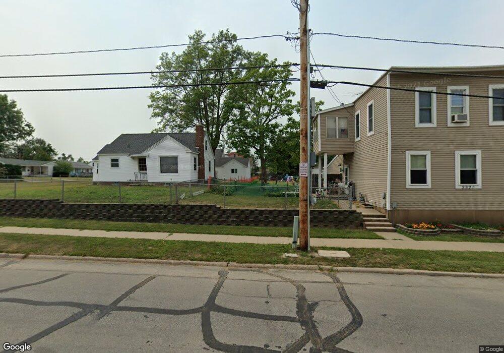 2324 J St SW, Cedar Rapids, IA 52404 - photo 1