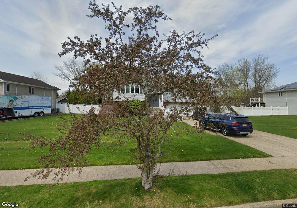 126 Hayrick Ln, ComMacK, NY 11725 - photo 1