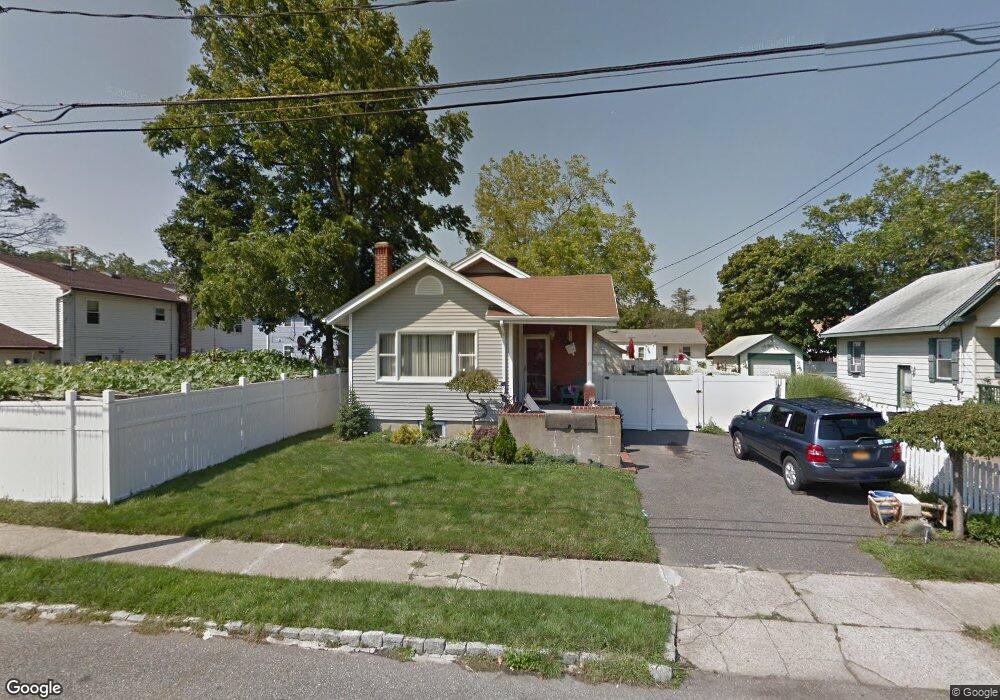 25 Pleasantview Ct, Copiague, NY 11726 - photo 1