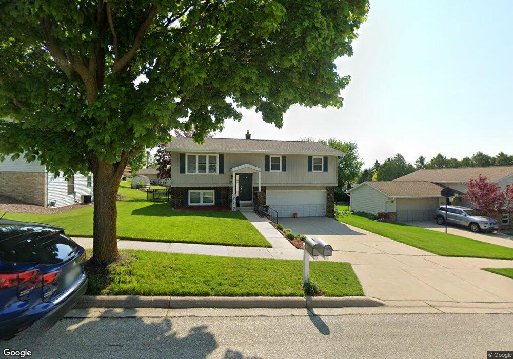 819 Squire Ln, West Bend, WI 53090 - photo 1