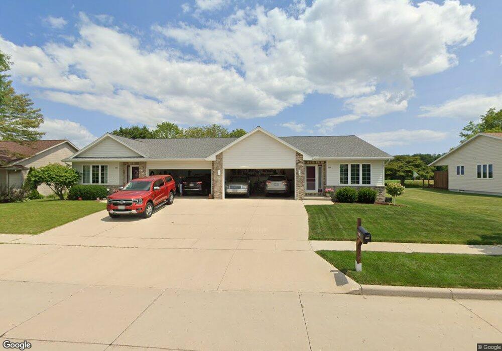 855 River Bluff Dr, Manitowoc, WI 54220 - photo 1