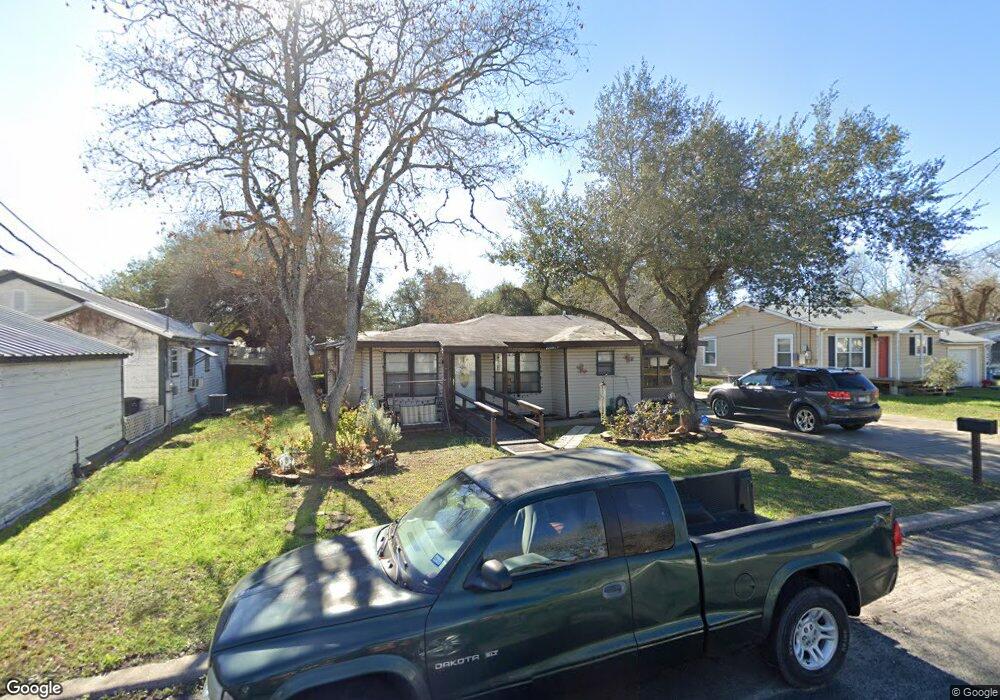 206 E Inez St, Beeville, TX 78102 - photo 1