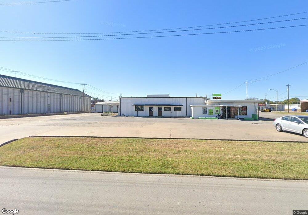 104 NE 1st St, Pryor, OK 74361 - photo 1