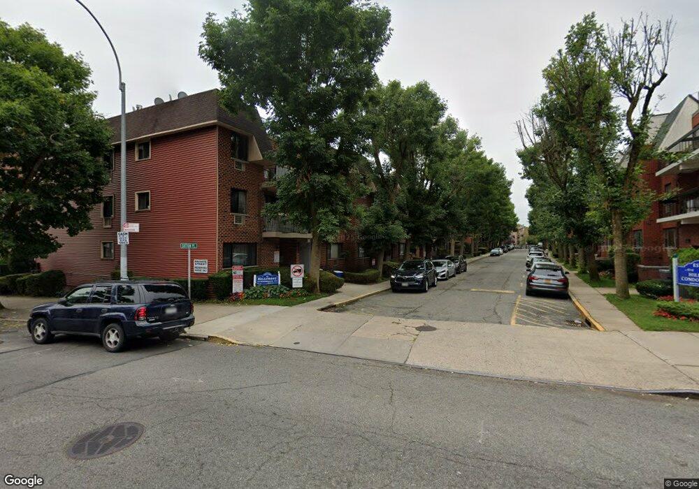 7105 Sutton Place unit 3, Fresh Meadows, NY 11365 - photo 1