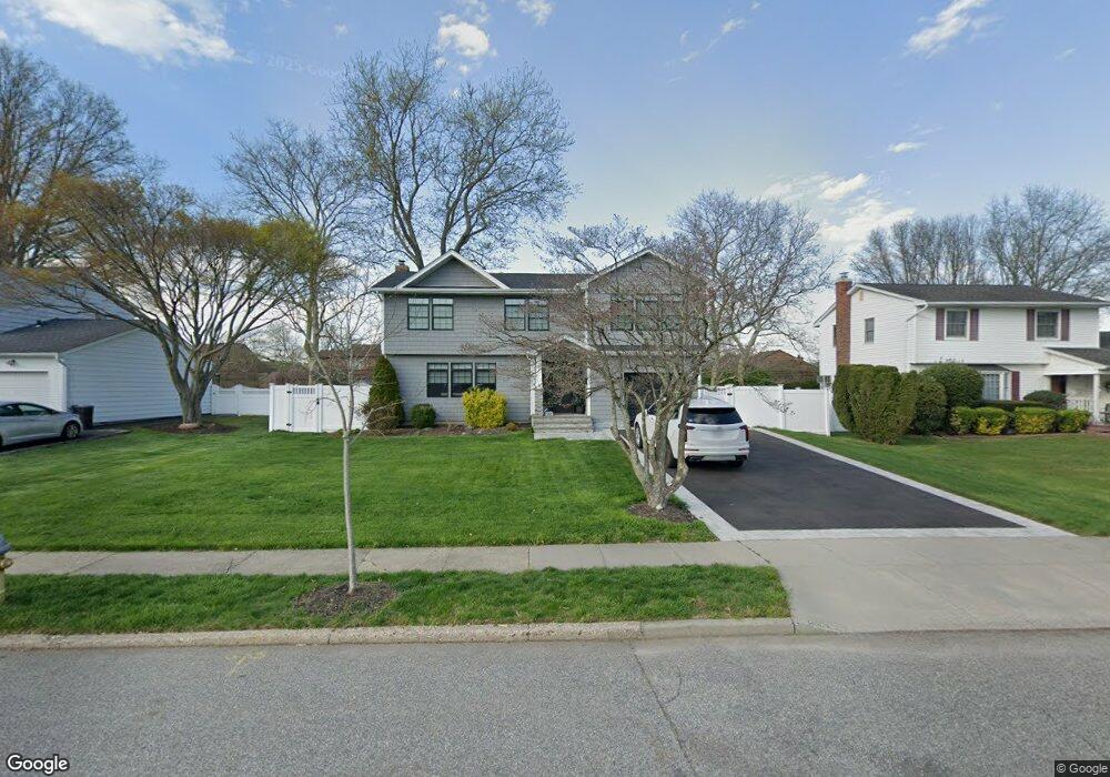 17 Seneca Dr, ComMacK, NY 11725 - photo 1