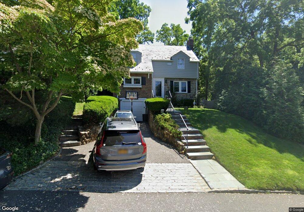 4 Exeter Ln, Manhasset, NY 11030 - photo 1