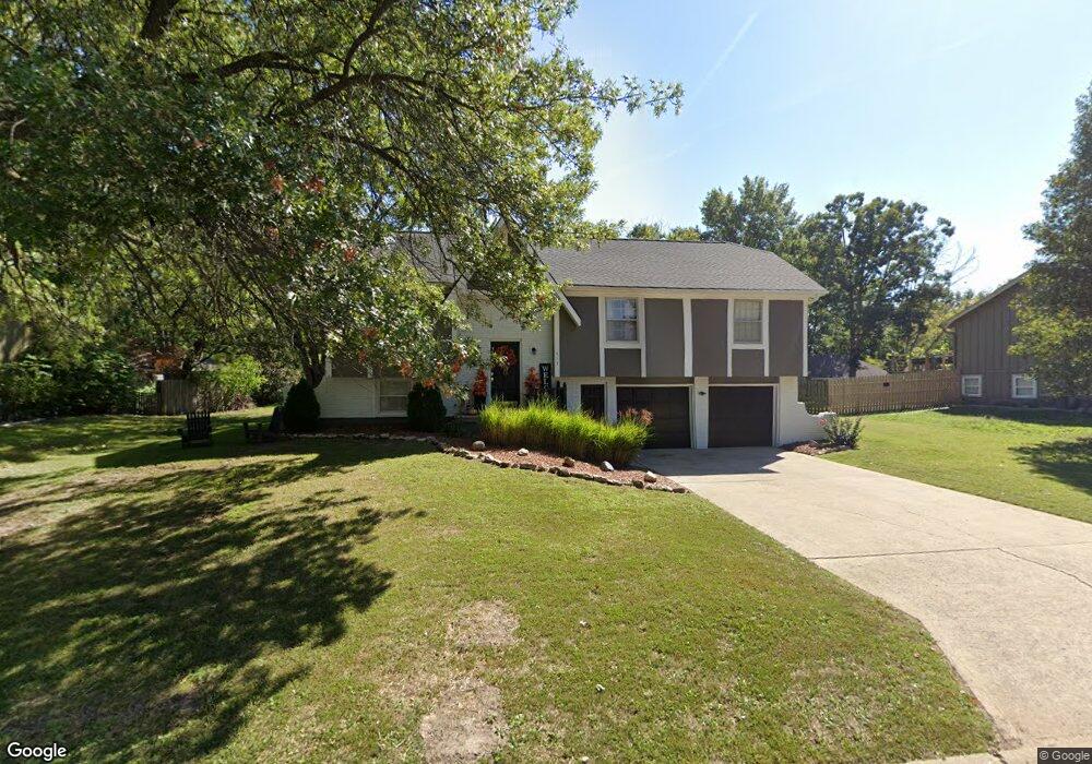 513 N Jefferson St, Raymore, MO 64083 - photo 1