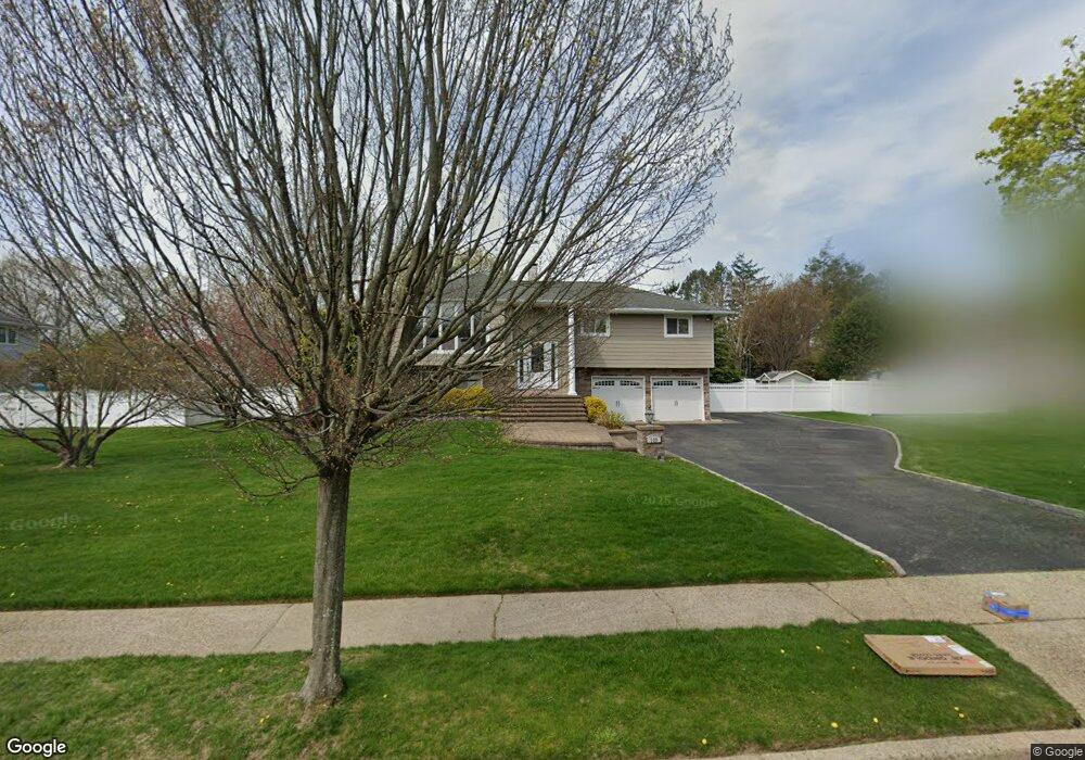 130 Hayrick Ln, ComMacK, NY 11725 - photo 1