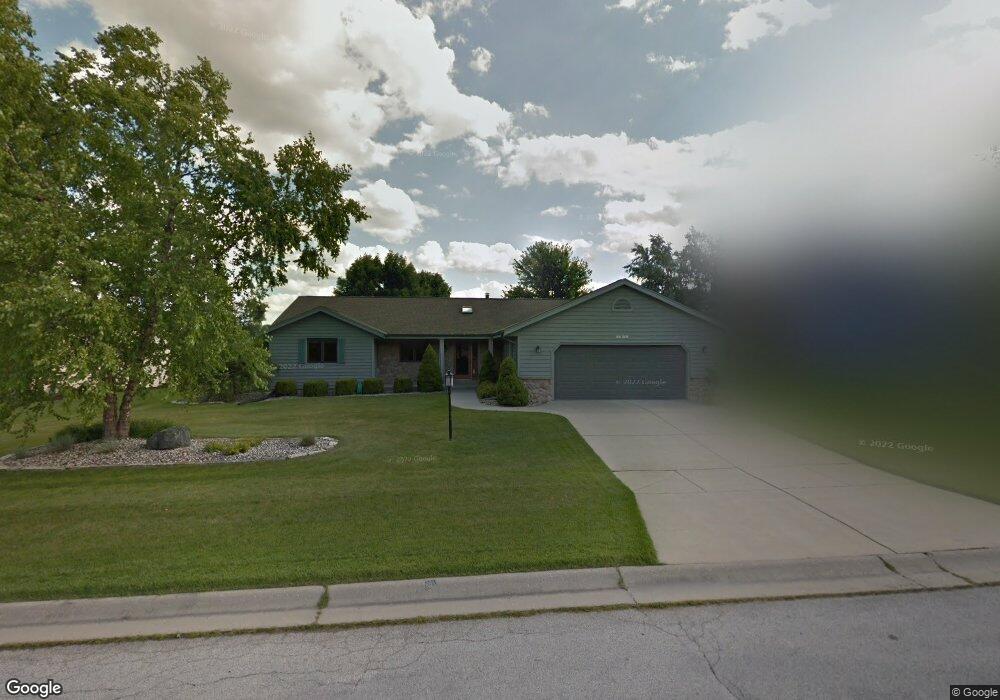 N77W15955 Hunters Ridge Cir, Menomonee Falls, WI 53051 - photo 1