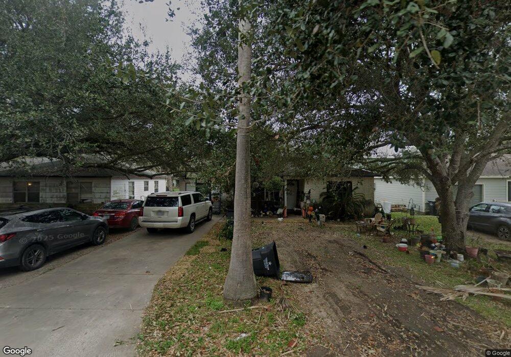 1506 W Lang St, Alvin, TX 77511 - photo 1