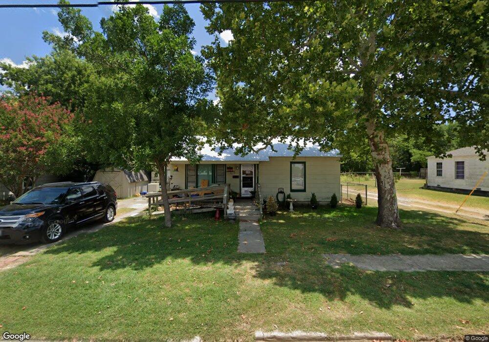 1402 N Clements St, Gainesville, TX 76240 - photo 1