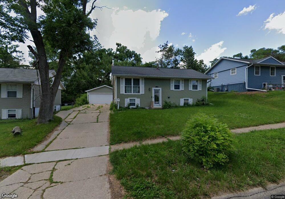 1012 Sioux Dr NW, Cedar Rapids, IA 52405 - photo 1