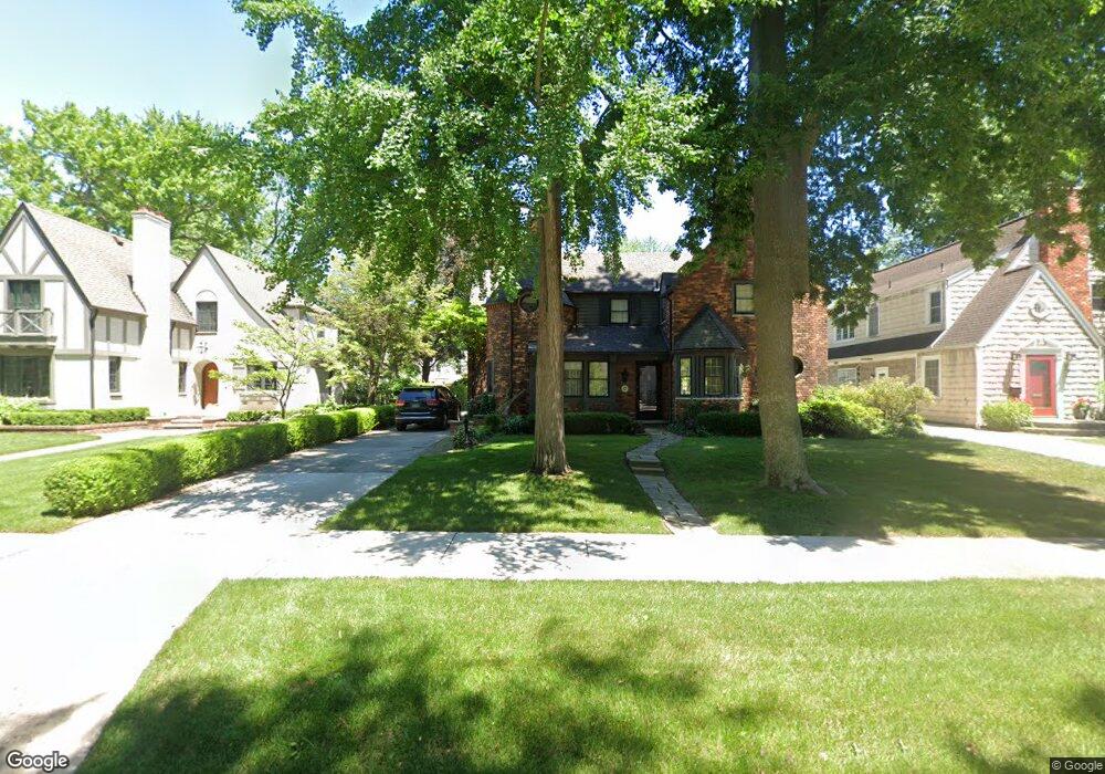576 Lincoln Rd, Grosse Pointe, MI 48230 - photo 1