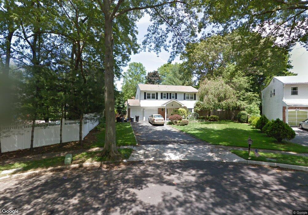 9 Glenmere Ct, ComMacK, NY 11725 - photo 1