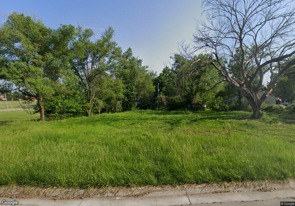 1213 SE 33rd St, Topeka, KS 66605 - photo 1