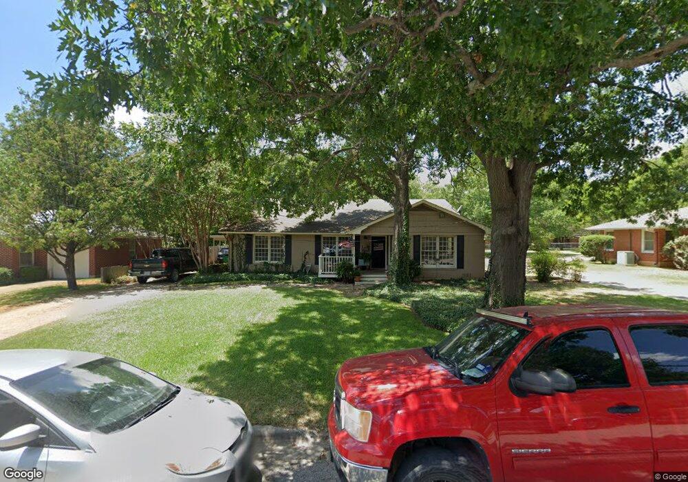 1215 Whaley Dr, Gainesville, TX 76240 - photo 1