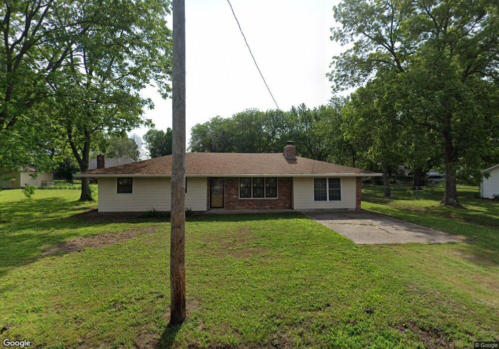 207 S Wells St, Altamont, KS 67330 - photo 1