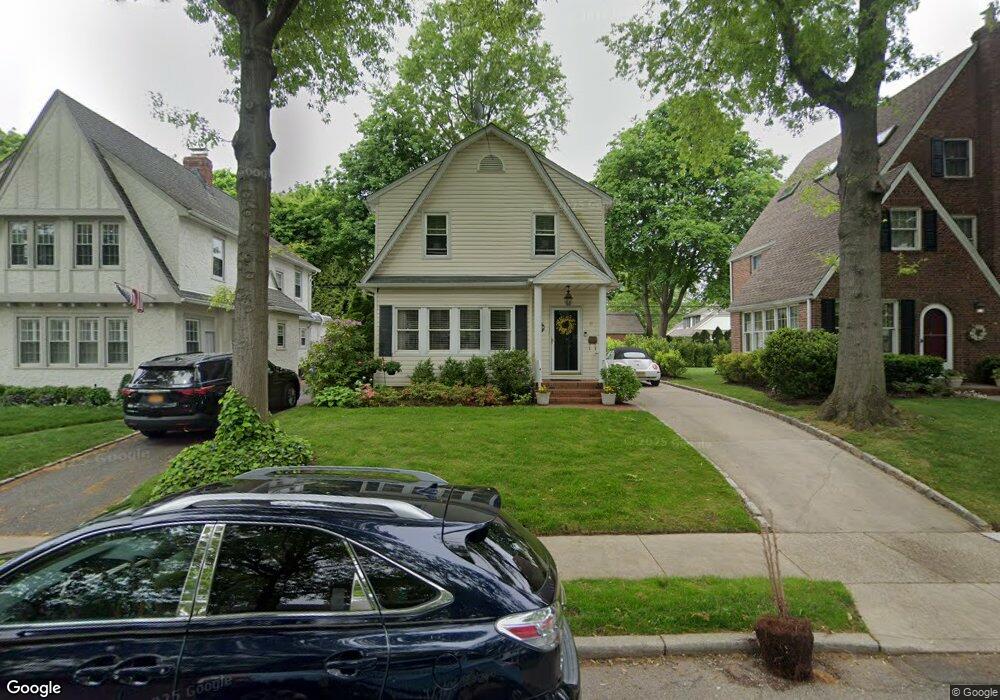 8 Kilburn Rd, Garden City, NY 11530 - photo 1