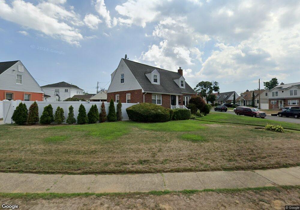 1147 Park Ln N, Franklin Square, NY 11010 - photo 1